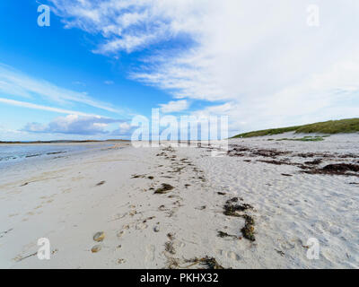 Sur le sable blanc de la Plage Sainte-Marguerite à marée basse une ligne d'algues mène à la distance Banque D'Images