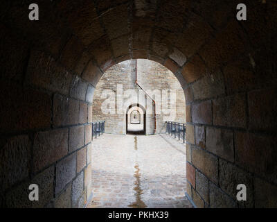 À travers les nombreuses arches dans les colonnes sur le Viaduc de Morlaix haut Banque D'Images