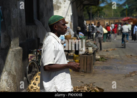 STONE Town, Zanzibar, Tanzanie - 06 juillet 2008 : un homme en attente derrière le marché au poisson de Stone Town, Zanzibar, Tanzanie. Banque D'Images