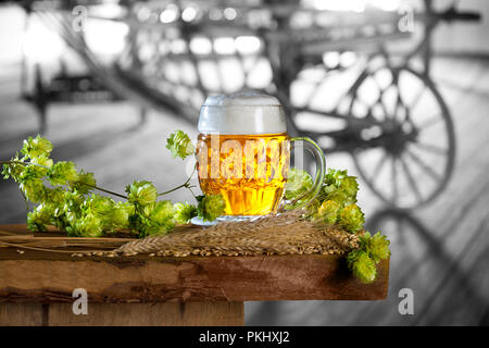 Nature morte à la bière, le houblon et l'orge dans l'ancienne grange Banque D'Images