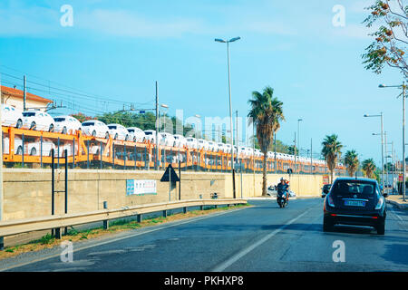 Rome, Italie - 7 septembre 2017 : nouveau porteur de voiture train et la route. Transporteur routier Banque D'Images