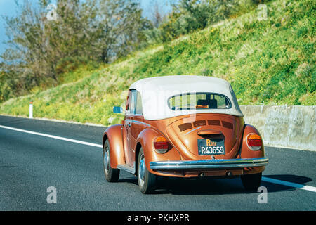 Rome, Italie - 4 octobre 2017 : Volkswagen Coccinelle Cabriolet transformable voiture sur la route en Italie Banque D'Images