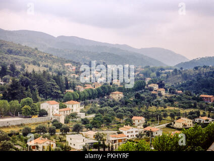 Vue sur le village de Sospel français rural sur la Côte d'Azur en septembre 1971. Image d'archive d'origine. Banque D'Images