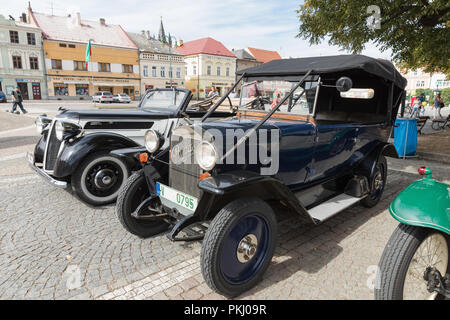 VYSOKE MYTO, RÉPUBLIQUE TCHÈQUE - 09 septembre. En 2018. Location de voiture Prague historique exposés sur la place à Vysoke Myto. Banque D'Images