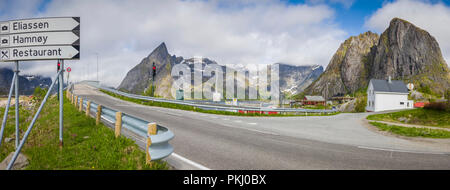 La réalité de la célèbre site touristique à Hamnoy, îles Lofoten, Norvège Banque D'Images