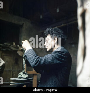 Alberto Giacometti, Schweizer Bildhauer, Maler und seinem Grafiker, dans l'atelier à Paris, Frankreich 1962. Sculpteur suisse, peintre et artiste graphique Alberto Giacometti dans son atelier, à Paris, France 1962. Banque D'Images