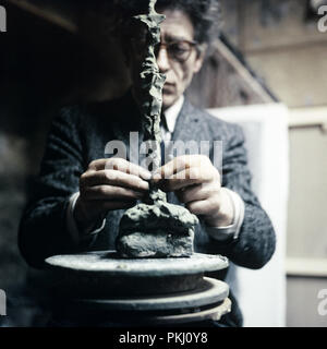 Alberto Giacometti, Schweizer Bildhauer, Maler und seinem Grafiker, dans l'atelier à Paris, Frankreich 1962. Sculpteur suisse, peintre et artiste graphique Alberto Giacometti dans son atelier, à Paris, France 1962. Banque D'Images