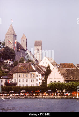 Port de Rapperswil, Suisse avec des bâtiments de l'Einsiedlerhaus et couvent des Capucins. Archive d'origine photo prise en septembre 1975. Banque D'Images