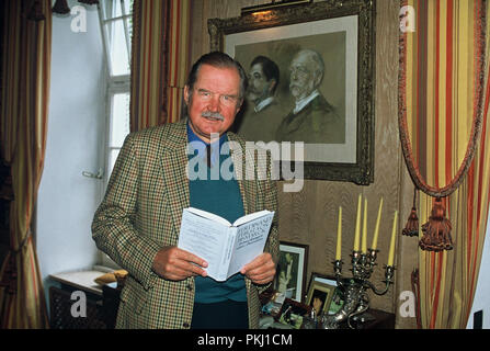 Fürst Ferdinand von Bismarck im Familiensitz der Bismarcks Schloss Friedrichsruh nahe Hamburg, Deutschland 2006. Le Prince Ferdinand von Bismarck dans la résidence familiale de Bismarck Schloss Friedrichsruh près de Hambourg, Allemagne 2006. Banque D'Images