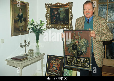 Fürst Ferdinand von Bismarck im Familiensitz der Bismarcks Schloss Friedrichsruh nahe Hamburg, Deutschland 2006. Le Prince Ferdinand von Bismarck dans la résidence familiale de Bismarck Schloss Friedrichsruh près de Hambourg, Allemagne 2006. Banque D'Images