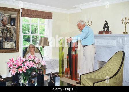 Gunter Sachs mit Ehefrau Mirja im Wohnzimmer, 2000er. Gunter Sachs avec épouse Mirja dans le salon, années 2000. Banque D'Images