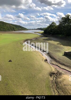 Leeds, Yorkshire UK. 13 sept 2018. Les niveaux d'eau demeurent faibles à Lindley réservoir dans le Washubrn Valley, à l'extérieur de l'agglomération Leeds/Bradford après un nombre record de chaleur de l'été. Lindley n'est qu'un d'une série de réservoirs situés dans la vallée de l'eau d'alimentation qui Washburn de principales villes de la région. crédit David Hickes/Alamy Live News. Banque D'Images