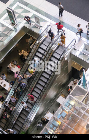 Hall d'escaliers mécaniques dans l'Atrium Time Warner Center de Columbus Circle, NEW YORK Banque D'Images