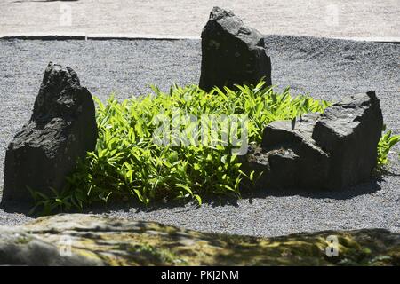 La conception de paysage, jardin de pierres, granit et le muguet Banque D'Images