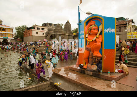 Les dévots adorer Seigneur Hanuman statue à l'occasion de kumbha mela à Panchavati à nashik maharashtra Inde Banque D'Images