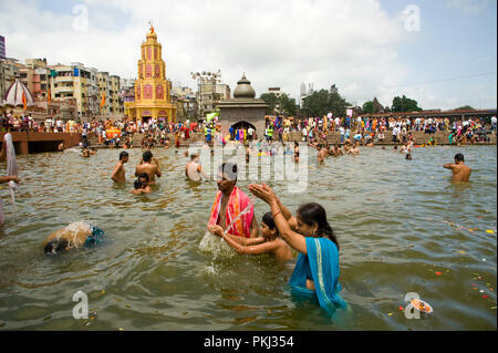 Femme hindoue pèlerins offrant des prières à la rivière godavari ghats Panchavati ram kund dans nashik maharashtra Inde Banque D'Images