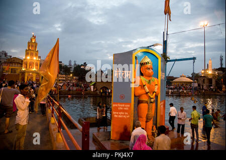 Les dévots adorer Seigneur Hanuman statue à l'occasion de kumbha mela à Panchavati à nashik maharashtra Inde Banque D'Images