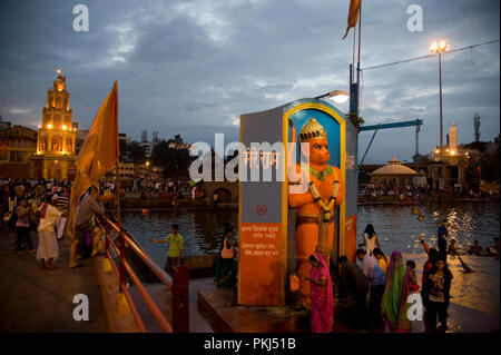 Les dévots adorer Seigneur Hanuman statue à l'occasion de kumbha mela à Panchavati à nashik maharashtra Inde Banque D'Images