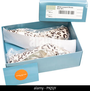 Brand new Karen Millen luxury leopard print High heels shoes encore en emballage plastique dans la boîte à chaussures isolé sur fond blanc Banque D'Images