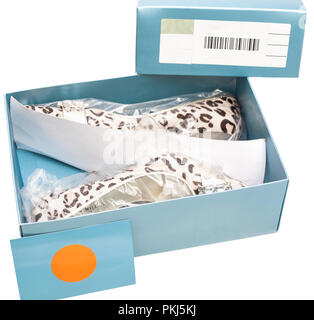 Brand new luxury leopard print High heels shoes encore en emballage plastique dans la boîte à chaussures isolé sur fond blanc Banque D'Images