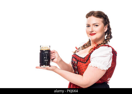 Serveuse oktoberfest heureux en robe bavaroise traditionnelle holding mug de bière brune isolé sur fond blanc Banque D'Images