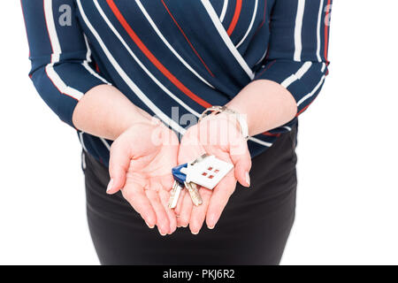 Portrait de femme d'montrant les clés à chambre isolé sur fond blanc Banque D'Images