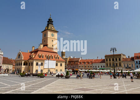 Place du conseil (Piața Sfatului) avec chambre (Casa Sfatului) de Brasov en Roumanie. Banque D'Images