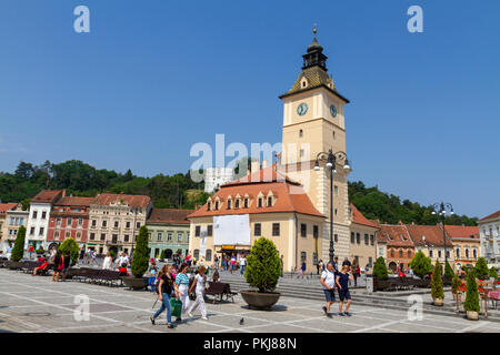 Place du conseil (Piața Sfatului) avec chambre (Casa Sfatului) de Brasov en Roumanie. Banque D'Images