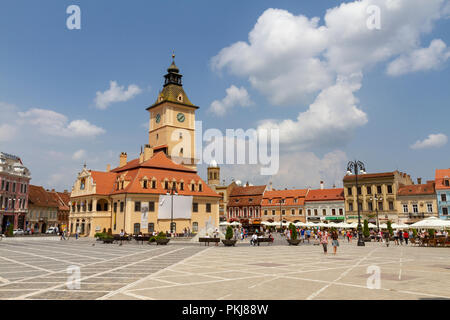 Place du conseil (Piața Sfatului) avec chambre (Casa Sfatului) de Brasov en Roumanie. Banque D'Images