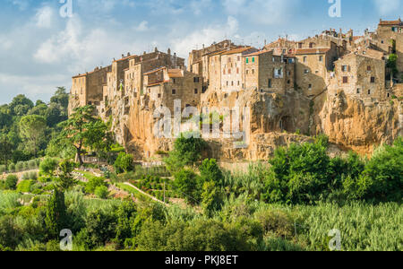 Vue panoramique de Pitigliano en un après-midi d'été ensoleillé. Province de Grosseto, Toscane, Italie. Banque D'Images
