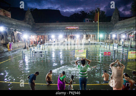 Pèlerins hindous se rassemblent sur les ghats de se baigner au sacré saint kund Kusavarta durant la Kumbh Mela en Inde nashik trimbakeshwar à soir Banque D'Images