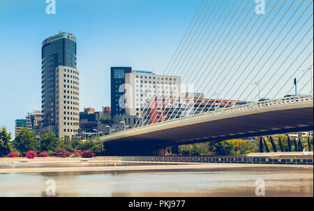 Valencia, Espagne - 17 juin 2017 : détail architectural de la tour Iberdrola dans le centre-ville, sur une journée d'été. Une entreprise spécialisée dans le produit Banque D'Images