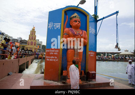 Les dévots adorer Seigneur Hanuman statue à l'occasion de kumbha mela à Panchavati à nashik maharashtra Inde Banque D'Images