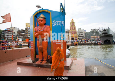 Les dévots adorer Seigneur Hanuman statue à l'occasion de kumbha mela à Panchavati à nashik maharashtra Inde Banque D'Images