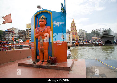 Les dévots adorer Seigneur Hanuman statue à l'occasion de kumbha mela à Panchavati à nashik maharashtra Inde Banque D'Images