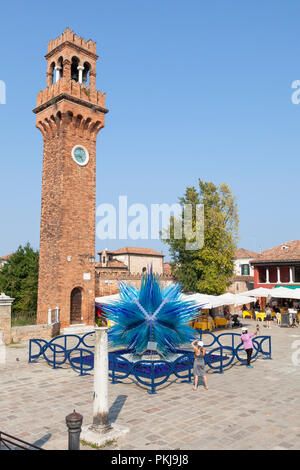 Campo Santo Stefano, Murano, Venise, Vénétie, Italie avec le verre de Murano bleu Cometa di Vetro par Simone Cenedese. Les touristes, les gens à prendre des autoportraits r Banque D'Images