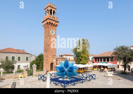 Campo Santo Stefano, Murano, Venise, Vénétie, Italie avec le verre de Murano bleu Cometa di Vetro par Simone Cenedese et personnes dans les restaurants Banque D'Images