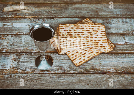 Pessah Pâque symboles de grande fête juive. La matsa traditionnelle matzoh, ou matzo et vin en vintage plaque d'argent et de verre. Banque D'Images