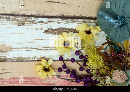 Joli thème automne fond pastel avec teal pumpkin, fleurs jaunes sur un fond en bois rustique Banque D'Images