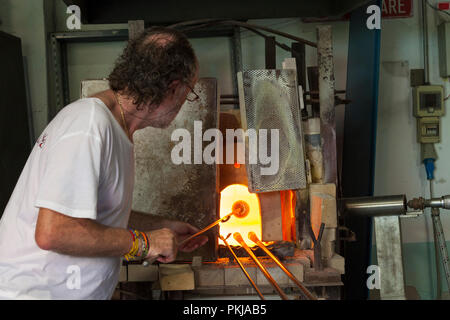 La société urbaine, Maestro ou maître verrier, la Fornasotta, Murano, Venise, Vénétie, Italie produisant murrina vases de verre dans son atelier ou la fournaise Banque D'Images