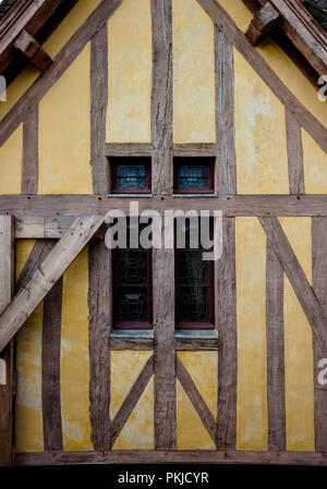 Détail d'une vieille maison à colombages située sur le Mont Saint-Michel Banque D'Images