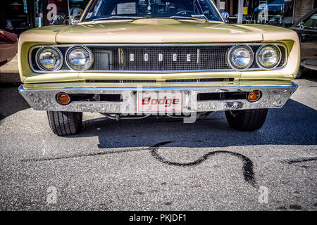 Eville En Fête 2018 car show à Evansville, Indiana. Classique restauré avec beaucoup de véhicules le long de la rue avec des tiges et de rat. Banque D'Images