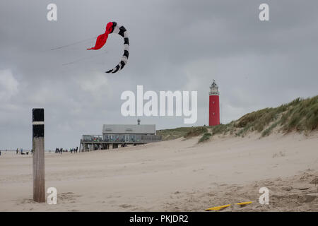 Phare et cerf-volant sur les plages de sable de Texel Banque D'Images