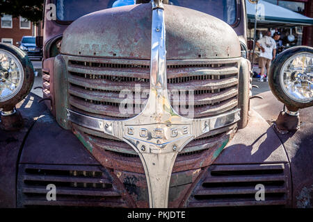 Eville En Fête 2018 car show à Evansville, Indiana. Classique restauré avec beaucoup de véhicules le long de la rue avec des tiges et de rat. Banque D'Images