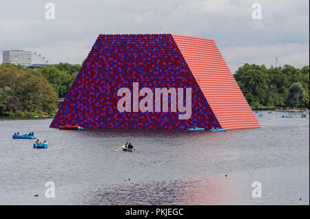 Le mastaba de Londres, l'installation art flottante par l'artiste Christo, sur le lac Serpentine, à Hyde Park en 2018, Londres Angleterre Royaume-Uni UK Banque D'Images