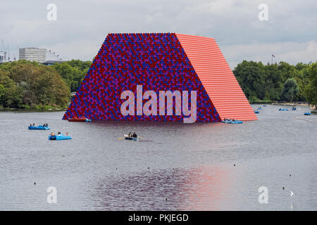 Le mastaba de Londres, l'installation art flottante par l'artiste Christo, sur le lac Serpentine, à Hyde Park en 2018, Londres Angleterre Royaume-Uni UK Banque D'Images