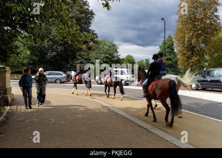 Les enfants de l'équitation à Hyde Park, Londres Angleterre Royaume-Uni UK Banque D'Images