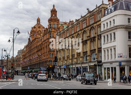 Harrods sur Brompton Road à Knightsbridge, Londres Angleterre Royaume-Uni UK Banque D'Images