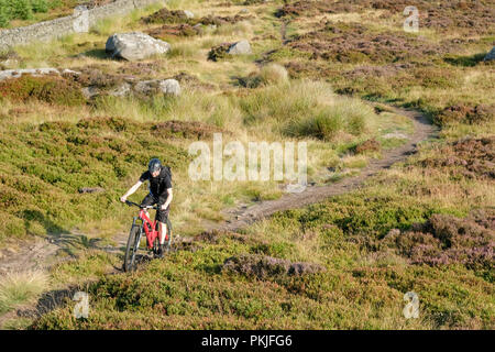 Vélo de montagne équitation à Ilkley Moor, West Yorkshire, England, UK Banque D'Images