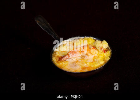 Pot en argile avec fromage et crevettes Banque D'Images